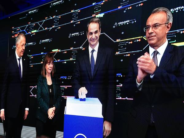 &Mu;&epsilon;&tau;&rho;ό &Theta;&epsilon;&sigma;&sigma;&alpha;&lambda;&omicron;&nu;ί&kappa;&eta;&sigmaf;: &Omicron; &Kappa;. &Mu;&eta;&tau;&sigma;&omicron;&tau;ά&kappa;&eta;&sigmaf; &pi;ά&tau;&eta;&sigma;&epsilon; &tau;&omicron; &kappa;&omicron;&upsilon;&mu;&pi;ί: &laquo;&Tau;&omicron; &epsilon;ί&pi;&alpha;&mu;&epsilon; &kappa;&alpha;&iota; &tau;&omicron; &kappa;ά&nu;&alpha;&mu;&epsilon;, &alpha;&rho;&kappa;&epsilon;&tau;ά &mu;&epsilon; &tau;&alpha; &sigma;&upsilon;&mu;&pi;&lambda;έ&gamma;&mu;&alpha;&tau;&alpha;&raquo;