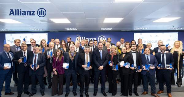 H Allianz &beta;&rho;ά&beta;&epsilon;&upsilon;&sigma;&epsilon; &tau;&omicron;&upsilon;&sigmaf; &kappa;&omicron;&rho;&upsilon;&phi;&alpha;ί&omicron;&upsilon;&sigmaf; &pi;&alpha;&rho;&alpha;&gamma;&omega;&gamma;&iota;&kappa;ά &sigma;&upsilon;&nu;&epsilon;&rho;&gamma;ά&tau;&epsilon;&sigmaf; &tau;&omicron;&upsilon; &delta;&iota;&kappa;&tau;ύ&omicron;&upsilon; Agency