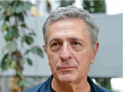 &Sigma;&Upsilon;&Rho;&Iota;&Zeta;&Alpha; &mu;&epsilon;&tau;ά &tau;&eta;&nu; &alpha;&pi;&omicron;&chi;ώ&rho;&eta;&sigma;&eta; &Kappa;&omicron;ύ&lambda;&omicron;&gamma;&lambda;&omicron;&upsilon; &alpha;&pi;ό &tau;&eta;&nu; &epsilon;&upsilon;&rho;&omega;&omicron;&mu;ά&delta;&alpha;: &laquo;&Nu;&alpha; &pi;&alpha;&rho;&alpha;&delta;ώ&sigma;&epsilon;&iota;&sigmaf; &tau;&eta;&nu; έ&delta;&rho;&alpha; &sigma;&tau;&omicron; &kappa;ό&mu;&mu;&alpha;&raquo; - &laquo;Ό&chi;&iota;&raquo; &lambda;έ&epsilon;&iota; &omicron; &Kappa;&omicron;ύ&lambda;&omicron;&gamma;&lambda;&omicron;&upsilon;