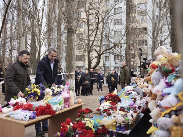 &Mu;&eta;&tau;&sigma;&omicron;&tau;ά&kappa;&eta;&sigmaf; &sigma;&tau;&iota;&sigmaf; &kappa;&omicron;&iota;&nu;έ&sigmaf; &delta;&eta;&lambda;ώ&sigma;&epsilon;&iota;&sigmaf; &mu;&epsilon; &Zeta;&epsilon;&lambda;έ&nu;&sigma;&kappa;&iota;: &laquo;&Epsilon;&delta;ώ &gamma;ί&nu;&epsilon;&tau;&alpha;&iota; &pi;&rho;&alpha;&gamma;&mu;&alpha;&tau;&iota;&kappa;ό&sigmaf; &pi;ό&lambda;&epsilon;&mu;&omicron;&sigmaf; &kappa;ά&theta;&epsilon; &mu;έ&rho;&alpha;&raquo;