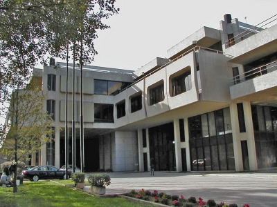 &Eta; &Alpha;&Gamma;&Epsilon;&Tau; &Eta;&rho;&alpha;&kappa;&lambda;ή&sigmaf; &laquo;&upsilon;&iota;&omicron;&theta;&epsilon;&tau;&epsilon;ί&raquo; &tau;&omicron; &pi;&alpha;&iota;&delta;ί &tau;&eta;&sigmaf; &omicron;&iota;&kappa;&omicron;&gamma;έ&nu;&epsilon;&iota;&alpha;&sigmaf; &sigma;&tau;&eta; &Mu;&alpha;&kappa;&rho;&iota;&nu;ί&tau;&sigma;&alpha; &mu;&epsilon;&tau;ά &tau;&omicron; &delta;&iota;&pi;&lambda;ό &phi;&omicron;&nu;&iota;&kappa;ό