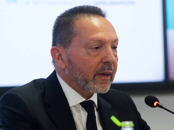 &Gamma;. &Sigma;&tau;&omicron;&upsilon;&rho;&nu;ά&rho;&alpha;&sigmaf;: &laquo;&Eta; &epsilon;&lambda;&lambda;&eta;&nu;&iota;&kappa;ή &alpha;&sigma;&phi;&alpha;&lambda;&iota;&sigma;&tau;&iota;&kappa;ή &alpha;&gamma;&omicron;&rho;ά &beta;&rho;ί&sigma;&kappa;&epsilon;&tau;&alpha;&iota; &sigma;ή&mu;&epsilon;&rho;&alpha; &alpha;&nu;&tau;&iota;&mu;έ&tau;&omega;&pi;&eta; &mu;&epsilon; &sigma;&eta;&mu;&alpha;&nu;&tau;&iota;&kappa;έ&sigmaf; &pi;&rho;&omicron;&kappa;&lambda;ή&sigma;&epsilon;&iota;&sigmaf;&raquo;