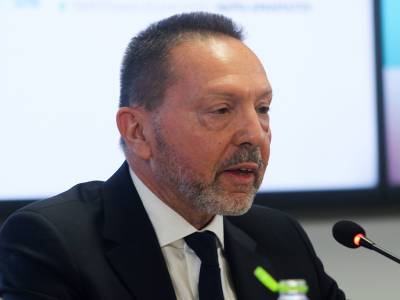 &Gamma;. &Sigma;&tau;&omicron;&upsilon;&rho;&nu;ά&rho;&alpha;&sigmaf;: &laquo;&Eta; &epsilon;&lambda;&lambda;&eta;&nu;&iota;&kappa;ή &alpha;&sigma;&phi;&alpha;&lambda;&iota;&sigma;&tau;&iota;&kappa;ή &alpha;&gamma;&omicron;&rho;ά &beta;&rho;ί&sigma;&kappa;&epsilon;&tau;&alpha;&iota; &sigma;ή&mu;&epsilon;&rho;&alpha; &alpha;&nu;&tau;&iota;&mu;έ&tau;&omega;&pi;&eta; &mu;&epsilon; &sigma;&eta;&mu;&alpha;&nu;&tau;&iota;&kappa;έ&sigmaf; &pi;&rho;&omicron;&kappa;&lambda;ή&sigma;&epsilon;&iota;&sigmaf;&raquo;