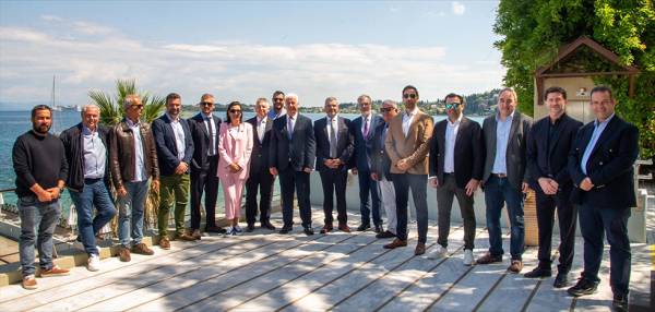&Sigma;&tau;&eta;&nu; &Kappa;έ&rho;&kappa;&upsilon;&rho;&alpha; &eta; &Gamma;.&Sigma;. &tau;&eta;&sigmaf; Έ&nu;&omega;&sigma;&eta;&sigmaf; &Mu;&alpha;&rho;&iota;&nu;ώ&nu; &Epsilon;&lambda;&lambda;ά&delta;&alpha;&sigmaf;