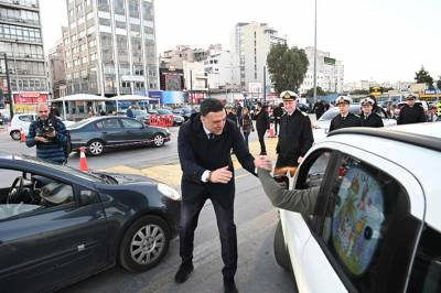 &Beta;. &Kappa;&iota;&kappa;ί&lambda;&iota;&alpha;&sigmaf; &alpha;&pi;ό &lambda;&iota;&mu;ά&nu;&iota; &Pi;&epsilon;&iota;&rho;&alpha;&iota;ά: &laquo;&Pi;ά&nu;&omega; &alpha;&pi;' ό&lambda;&alpha; &eta; &alpha;&sigma;&phi;ά&lambda;&epsilon;&iota;&alpha;&raquo; - Έ&kappa;&kappa;&lambda;&eta;&sigma;&eta; &gamma;&iota;&alpha; &pi;&rho;&omicron;&sigma;&omicron;&chi;ή &sigma;&tau;&eta;&nu; &pi;&alpha;&sigma;&chi;&alpha;&lambda;&iota;&nu;ή έ&xi;&omicron;&delta;&omicron;
