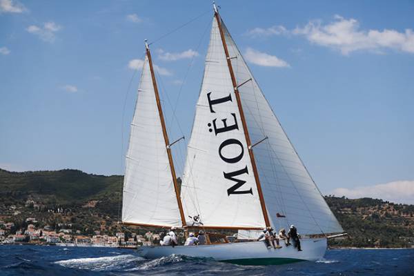 Spetses Classic Yacht Regatta 2022: &Omicron; &kappa;&omicron;&rho;&upsilon;&phi;&alpha;ί&omicron;&sigmaf; &Delta;&iota;&epsilon;&theta;&nu;ή&sigmaf; &Alpha;&gamma;ώ&nu;&alpha;&sigmaf; &Sigma;&kappa;&alpha;&phi;ώ&nu; &epsilon;&pi;&iota;&sigma;&tau;&rho;έ&phi;&epsilon;&iota; 23 - 26/6