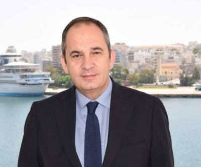 &Sigma;&tau;&omicron; &Lambda;&omicron;&nu;&delta;ί&nu;&omicron; &omicron; &Upsilon;&Nu;&Alpha;&Nu;&Pi;, &Gamma;&iota;ά&nu;&nu;&eta;&sigmaf; &Pi;&lambda;&alpha;&kappa;&iota;&omega;&tau;ά&kappa;&eta;&sigmaf;