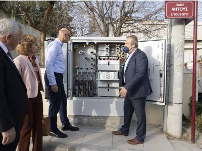 E&pi;ί&sigma;&kappa;&epsilon;&psi;&eta; &tau;&omicron;&upsilon; CEO &tau;&eta;&sigmaf; Deutsche Telekom &sigma;&epsilon; έ&rho;&gamma;&alpha; &epsilon;&gamma;&kappa;&alpha;&tau;ά&sigma;&tau;&alpha;&sigma;&eta;&sigmaf; &delta;&iota;&kappa;&tau;ύ&omicron;&upsilon; &omicron;&pi;&tau;&iota;&kappa;ώ&nu; &iota;&nu;ώ&nu;