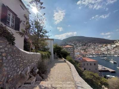 &Tau;&eta;&nu; &Pi;&alpha;&rho;&alpha;&sigma;&kappa;&epsilon;&upsilon;ή (24/06) &beta;&gamma;&alpha;ί&nu;&epsilon;&iota; &laquo;&sigma;&tau;&omicron; &sigma;&phi;&upsilon;&rho;ί&raquo; &eta; &beta;ί&lambda;&alpha; &Kappa;&omicron;&nu;&tau;&omicron;&mu;&eta;&nu;ά &sigma;&tau;&eta;&nu; Ύ&delta;&rho;&alpha;