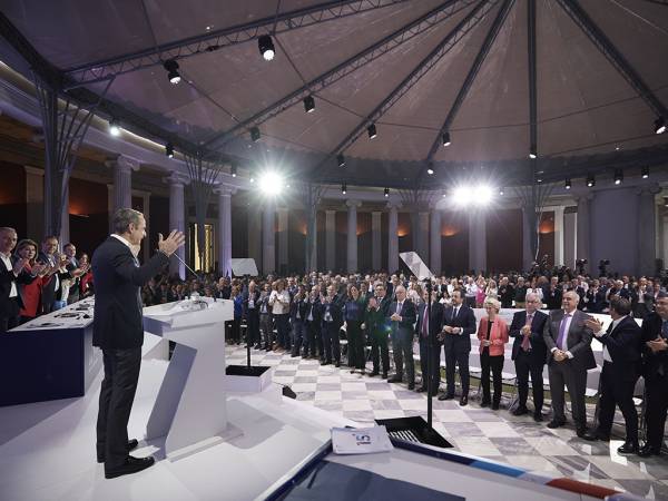 15&omicron; &Sigma;&upsilon;&nu;έ&delta;&rho;&iota;&omicron; &Nu;&Delta; - &Omicron;ύ&rho;&sigma;&omicron;&upsilon;&lambda;&alpha; &phi;&omicron;&nu; &nu;&tau;&epsilon;&rho; &Lambda;ά&iota;&epsilon;&nu;: &laquo;&Eta; &epsilon;&lambda;&lambda;&eta;&nu;&iota;&kappa;ή &omicron;&iota;&kappa;&omicron;&nu;&omicron;&mu;ί&alpha; &xi;&epsilon;&pi;&epsilon;&rho;&nu;ά &tau;&omicron;&upsilon;&sigmaf; &mu;έ&sigma;&omicron;&upsilon;&sigmaf; ό&rho;&omicron;&upsilon;&sigmaf;&raquo;
