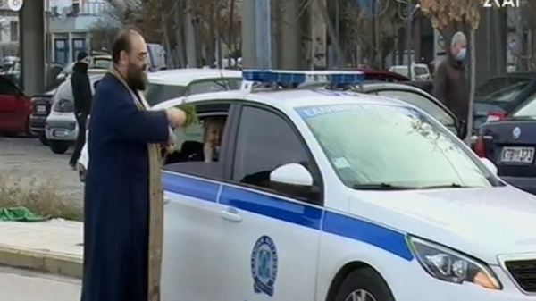 &Theta;&epsilon;&sigma;&sigma;&alpha;&lambda;&omicron;&nu;ί&kappa;&eta;: &Iota;&epsilon;&rho;έ&alpha;&sigmaf; &rho;&alpha;&nu;&tau;ί&zeta;&epsilon;&iota; &mu;&epsilon; &alpha;&gamma;&iota;&alpha;&sigma;&mu;ό &tau;&alpha; &pi;&epsilon;&rho;&iota;&pi;&omicron;&lambda;&iota;&kappa;ά &tau;&eta;&sigmaf; &Epsilon;&Lambda;.&Alpha;&Sigma;. (VID)