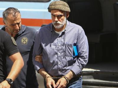 &Epsilon;&lambda;&epsilon;ύ&theta;&epsilon;&rho;&omicron;&sigmaf; &omicron; &Kappa;&omicron;&rho;&kappa;&omicron;&nu;έ&alpha;&sigmaf; &mu;&epsilon; &alpha;&pi;ό&phi;&alpha;&sigma;&eta; &tau;&omicron;&upsilon; &Epsilon;&phi;&epsilon;&tau;&epsilon;ί&omicron;&upsilon; &Lambda;&alpha;&mu;ί&alpha;&sigmaf;