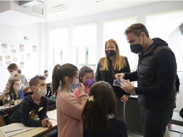 &Tau;&epsilon;&lambda;&epsilon;&iota;ώ&nu;&epsilon;&iota; &eta; &mu;ά&sigma;&kappa;&alpha; &alpha;&pi;ό &tau;&alpha; &sigma;&chi;&omicron;&lambda;&epsilon;ί&alpha; &alpha;&pi;&omicron;&kappa;ά&lambda;&upsilon;&psi;&epsilon; &omicron; &Kappa;&upsilon;&rho;. &Mu;&eta;&tau;&sigma;&omicron;&tau;ά&kappa;&eta;&sigmaf;