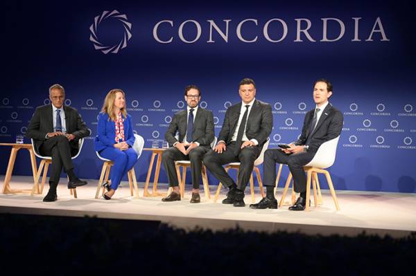 &Beta;. &Kappa;&iota;&kappa;ί&lambda;&iota;&alpha;&sigmaf; &sigma;&tau;&omicron; Concordia Summit: &laquo;&Eta; &Epsilon;&lambda;&lambda;ά&delta;&alpha; &epsilon;ί&nu;&alpha;&iota; &chi;ώ&rho;&alpha; &mu;&epsilon; &sigma;ύ&nu;&omicron;&rho;&alpha;, &eta; &mu;&epsilon;&tau;&alpha;&nu;ά&sigma;&tau;&epsilon;&upsilon;&sigma;&eta; &pi;&rho;έ&pi;&epsilon;&iota; &nu;&alpha; &gamma;ί&nu;&epsilon;&tau;&alpha;&iota; &mu;&epsilon; &nu;ό&mu;&iota;&mu;&omicron; &tau;&rho;ό&pi;&omicron;&raquo;