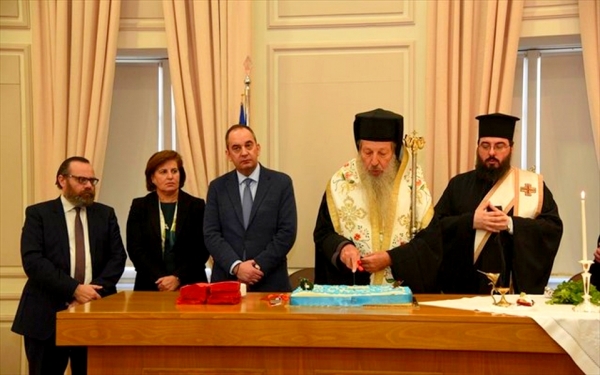 &Gamma;. &Pi;&lambda;&alpha;&kappa;&iota;&omega;&tau;ά&kappa;&eta;&sigmaf; &sigma;&tau;&eta; &Mu;&upsilon;&tau;&iota;&lambda;ή&nu;&eta;: &laquo;&Psi;&eta;&lambda;ά &sigma;&tau;&eta;&nu; &alpha;&tau;&zeta;έ&nu;&tau;&alpha; &tau;&eta;&sigmaf; &kappa;&upsilon;&beta;έ&rho;&nu;&eta;&sigma;&eta;&sigmaf; &eta; &kappa;ά&lambda;&upsilon;&psi;&eta; &tau;&omega;&nu; &alpha;&nu;&alpha;&gamma;&kappa;ώ&nu; &tau;&eta;&sigmaf; &nu;&eta;&sigma;&iota;&omega;&tau;&iota;&kappa;ή&sigmaf; &Epsilon;&lambda;&lambda;ά&delta;&alpha;&sigmaf;&raquo;