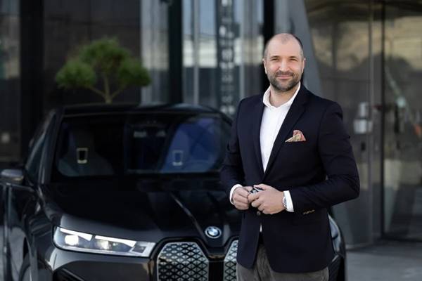 &Omicron; Christopher Puth &nu;έ&omicron;&sigmaf; &delta;&iota;&epsilon;&upsilon;&theta;ύ&nu;&omega;&nu; &sigma;ύ&mu;&beta;&omicron;&upsilon;&lambda;&omicron;&sigmaf; &tau;&omicron;&upsilon; BMW Group Hellas