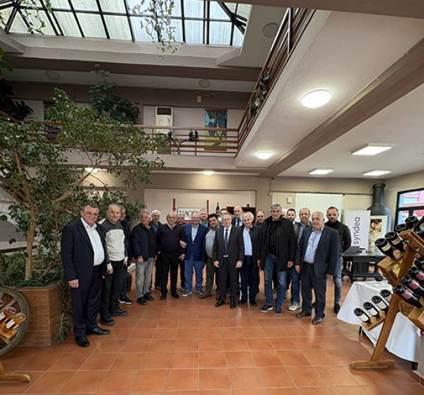 &Sigma;&upsilon;&nu;ά&nu;&tau;&eta;&sigma;&eta; &tau;&eta;&sigmaf; SYNDEA &mu;&epsilon; &sigma;&upsilon;&nu;&epsilon;&tau;&alpha;&iota;&rho;&iota;&sigma;&tau;&iota;&kappa;&omicron;ύ&sigmaf; &phi;&omicron;&rho;&epsilon;ί&sigmaf; &sigma;&tau;&eta; &Nu;ά&omicron;&upsilon;&sigma;&alpha; &gamma;&iota;&alpha; &tau;&eta;&nu; &epsilon;&nu;ί&sigma;&chi;&upsilon;&sigma;&eta; &tau;&omega;&nu; &delta;&epsilon;&sigma;&mu;ώ&nu; &mu;&epsilon; &tau;&eta;&nu; &tau;&omicron;&pi;&iota;&kappa;ή &kappa;&omicron;&iota;&nu;&omega;&nu;ί&alpha;