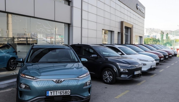 &Omicron; &Alpha;&Delta;&Mu;&Eta;&Epsilon; &epsilon;&xi;&omicron;&pi;&lambda;ί&zeta;&epsilon;&iota; &mu;&epsilon; Hyundai Kona Electric &tau;&omicron;&nu; &epsilon;&tau;&alpha;&iota;&rho;&iota;&kappa;ό &tau;&omicron;&upsilon; &sigma;&tau;ό&lambda;&omicron;