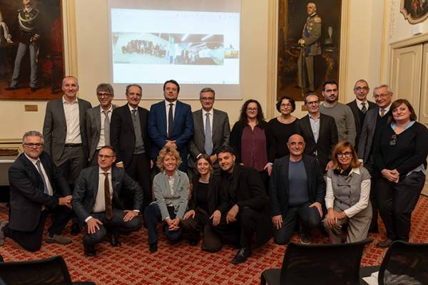 &Epsilon;&lambda;&lambda;&eta;&nu;&iota;&kappa;ή &delta;&iota;ά&kappa;&rho;&iota;&sigma;&eta; &sigma;&tau;&omicron;&nu; &delta;&iota;&epsilon;&theta;&nu;ή &delta;&iota;&alpha;&gamma;&omega;&nu;&iota;&sigma;&mu;ό &laquo;Together 4 a Better World&raquo; &tau;&omicron;&upsilon; &Iota;&delta;&rho;ύ&mu;&alpha;&tau;&omicron;&sigmaf; Reale, &mu;&epsilon; &tau;&eta;&nu; &upsilon;&pi;&omicron;&sigma;&tau;ή&rho;&iota;&xi;&eta; &tau;&eta;&sigmaf; &Upsilon;&delta;&rho;&omicron;&gamma;&epsilon;ί&omicron;&upsilon; &Alpha;&sigma;&phi;&alpha;&lambda;&iota;&sigma;&tau;&iota;&kappa;ή&sigmaf;