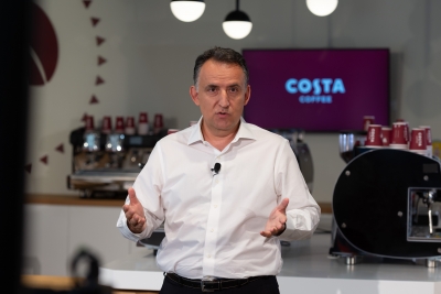 Coca-Cola &Tau;&rho;ί&alpha; Έ&psi;&iota;&lambda;&omicron;&nu; &kappa;&alpha;&iota; Coca-Cola Hellas &phi;έ&rho;&nu;&omicron;&upsilon;&nu; &sigma;&tau;&eta;&nu; &Epsilon;&lambda;&lambda;ά&delta;&alpha; &tau;&alpha; &pi;&rho;&omicron;ϊό&nu;&tau;&alpha; Costa Coffee