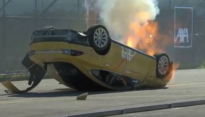 AXA Insurance: &Sigma;ά&lambda;&omicron;&sigmaf; &alpha;&pi;ό &tau;&omicron; &sigma;&kappa;&eta;&nu;&omicron;&theta;&epsilon;&tau;&eta;&mu;έ&nu;&omicron; crash test &mu;&epsilon; ό&chi;&eta;&mu;&alpha; Tesla