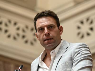 &Omicron; &Kappa;&alpha;&sigma;&sigma;&epsilon;&lambda;ά&kappa;&eta;&sigmaf; &delta;ί&nu;&epsilon;&iota; &tau;&eta; &Delta;&epsilon;&upsilon;&tau;έ&rho;&alpha; &tau;&omicron; &laquo;&pi;ό&theta;&epsilon;&nu; έ&sigma;&chi;&epsilon;&sigmaf;&raquo; &tau;&omicron;&upsilon;