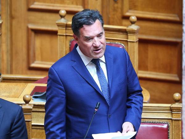 Ά&delta;. &Gamma;&epsilon;&omega;&rho;&gamma;&iota;ά&delta;&eta;&sigmaf;: &Delta;&epsilon;&nu; &epsilon;ί&mu;&alpha;&iota; &epsilon;&gamma;ώ &omicron; ά&nu;&delta;&rho;&alpha;&sigmaf; &mu;&epsilon; &tau;&eta; &gamma;&upsilon;&nu;&alpha;ί&kappa;&alpha; &sigma;&epsilon; &pi;&rho;&omicron;&sigma;&omega;&pi;&iota;&kappa;ή &sigma;&tau;&iota;&gamma;&mu;ή &sigma;&tau;&eta; &phi;&omega;&tau;&omicron;&gamma;&rho;&alpha;&phi;ί&alpha; &pi;&omicron;&upsilon; &kappa;&upsilon;&kappa;&lambda;&omicron;&phi;&omicron;&rho;&epsilon;ί &sigma;&tau;&omicron; &delta;&iota;&alpha;&delta;ί&kappa;&tau;&upsilon;&omicron;