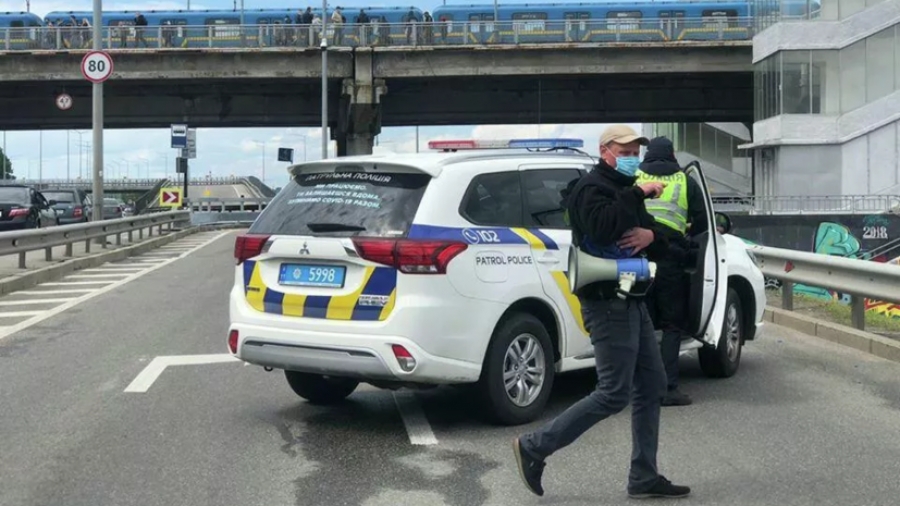 &Omicron;&upsilon;&kappa;&rho;&alpha;&nu;ί&alpha;: Ά&nu;&delta;&rho;&alpha;&sigmaf; &alpha;&pi;&epsilon;&iota;&lambda;&epsilon;ί &nu;&alpha; &alpha;&nu;&alpha;&tau;&iota;&nu;ά&xi;&epsilon;&iota; &tau;&rho;ά&pi;&epsilon;&zeta;&alpha; &mu;&epsilon; &beta;ό&mu;&beta;&alpha;