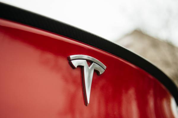 &Eta; &Tau;esla &mu;&epsilon;&iota;ώ&nu;&epsilon;&iota; &tau;&iota;&sigmaf; &tau;&iota;&mu;έ&sigmaf; &sigma;&epsilon; &delta;ύ&omicron; &epsilon;&kappa;&delta;ό&sigma;&epsilon;&iota;&sigmaf; &tau;&omicron;&upsilon; Model Y &sigma;&tau;&eta;&nu; &Kappa;ί&nu;&alpha;
