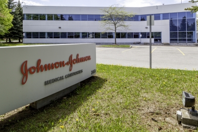 Johnson &amp; Johnson: &Alpha;&nu;&alpha;&kappa;&alpha;&lambda;&epsilon;ί &alpha;&nu;&tau;&eta;&lambda;&iota;&alpha;&kappa;ά &mu;&epsilon;&tau;ά &tau;&omicron;&nu; &epsilon;&nu;&tau;&omicron;&pi;&iota;&sigma;&mu;ό &kappa;&alpha;&rho;&kappa;&iota;&nu;&omicron;&gamma;ό&nu;&omicron;&upsilon; &chi;&eta;&mu;&iota;&kappa;&omicron;ύ