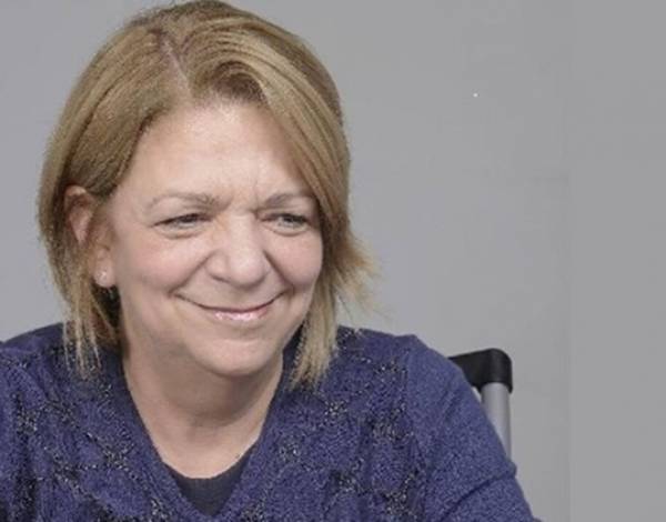 Έ&phi;&upsilon;&gamma;&epsilon; &xi;&alpha;&phi;&nu;&iota;&kappa;ά &alpha;&pi;ό &tau;&eta; &zeta;&omega;ή &eta; &Mu;&alpha;&rho;ί&alpha; &Lambda;&alpha;&zeta;&alpha;&rho;ί&mu;&omicron;&upsilon;, &delta;&iota;&epsilon;&upsilon;&theta;ύ&nu;&tau;&rho;&iota;&alpha; &epsilon;&pi;&iota;&kappa;&omicron;&iota;&nu;&omega;&nu;ί&alpha;&sigmaf; &tau;&eta;&sigmaf; &Epsilon;&Lambda;&Beta;&Alpha;&Lambda;&Chi;&Alpha;&Lambda;&Kappa;&Omicron;&Rho;