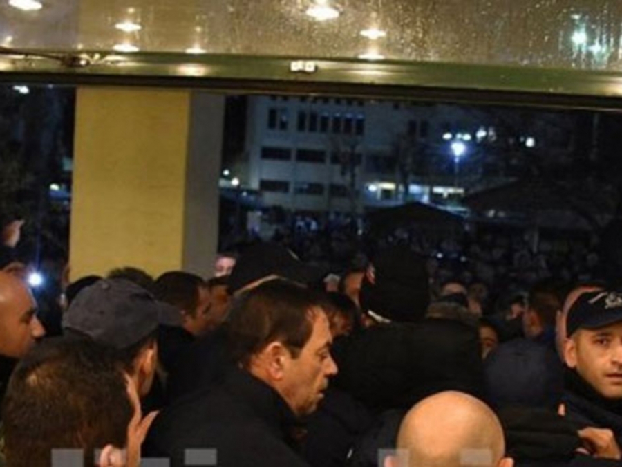 &Chi;ί&omicron;&sigmaf;: &Pi;&rho;&omicron;&pi;&eta;&lambda;ά&kappa;&iota;&sigma;&alpha;&nu; &tau;&omicron;&nu; &Nu;ό&tau;&eta; &Mu;&eta;&tau;&alpha;&rho;ά&kappa;&eta; &kappa;&alpha;&tau;ά &tau;&eta;&nu; &pi;&rho;&omicron;&sigma;έ&lambda;&epsilon;&upsilon;&sigma;ή &tau;&omicron;&upsilon; &sigma;&tau;&omicron; &Delta;&eta;&mu;&alpha;&rho;&chi;&epsilon;ί&omicron; (vid)