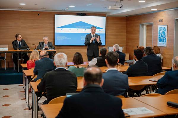 &Upsilon;&delta;&rho;ό&gamma;&epsilon;&iota;&omicron;&sigmaf; &Alpha;&sigma;&phi;&alpha;&lambda;&iota;&sigma;&tau;&iota;&kappa;ή: &Iota;&sigma;&chi;&upsilon;&rho;ή &alpha;&nu;ά&pi;&tau;&upsilon;&xi;&eta; 12,5% &tau;&omicron; 2025 &ndash; &Sigma;&tau;&alpha; 106,4 &epsilon;&kappa;&alpha;&tau;. &epsilon;&upsilon;&rho;ώ &tau;&alpha; &alpha;&sigma;&phi;ά&lambda;&iota;&sigma;&tau;&rho;&alpha;