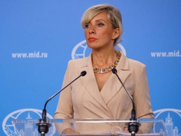 &Sigma;&tau;&omicron; &pi;&lambda;&epsilon;&upsilon;&rho;ό &tau;&eta;&sigmaf; &Tau;&omicron;&upsilon;&rho;&kappa;ί&alpha;&sigmaf; &eta; &Zeta;&alpha;&chi;ά&rho;&omicron;&beta;&alpha;: &laquo;&Eta; &Epsilon;&lambda;&lambda;ά&delta;&alpha; &pi;&alpha;&rho;&alpha;&beta;ί&alpha;&sigma;&epsilon; &tau;&omicron; &delta;&iota;&epsilon;&theta;&nu;έ&sigmaf; &delta;ί&kappa;&alpha;&iota;&omicron; &tau;&omicron; 1974 &sigma;&tau;&eta;&nu; &Kappa;ύ&pi;&rho;&omicron;&raquo;