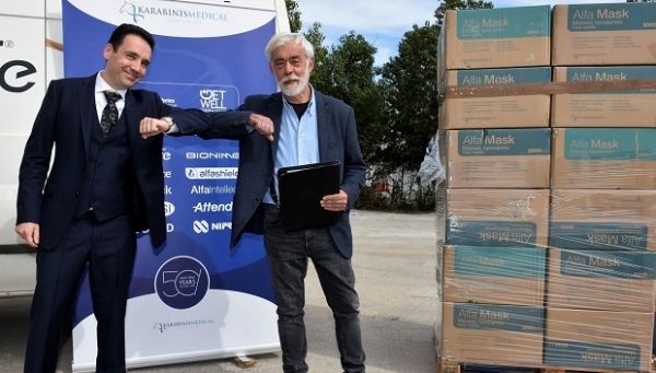 Karabinis Medical: &Delta;&omega;&rho;&epsilon;ά 100.000 &pi;&rho;&omicron;&sigma;&tau;&alpha;&tau;&epsilon;&upsilon;&tau;&iota;&kappa;ώ&nu; &mu;&alpha;&sigma;&kappa;ώ&nu; &pi;&rho;&omicron;&sigma;ώ&pi;&omicron;&upsilon;