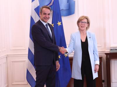 &Sigma;&upsilon;&nu;ά&nu;&tau;&eta;&sigma;&eta; &Kappa;. &Mu;&eta;&tau;&sigma;&omicron;&tau;ά&kappa;&eta; &mu;&epsilon; &tau;&eta;&nu; &Epsilon;&pi;ί&tau;&rho;&omicron;&pi;&omicron; &Chi;&rho;&eta;&mu;&alpha;&tau;&omicron;&omicron;&iota;&kappa;&omicron;&nu;&omicron;&mu;&iota;&kappa;ώ&nu; &Upsilon;&pi;&eta;&rho;&epsilon;&sigma;&iota;ώ&nu; &kappa;&alpha;&iota; Έ&nu;&omega;&sigma;&eta;&sigmaf; &Alpha;&pi;&omicron;&tau;&alpha;&mu;&iota;&epsilon;ύ&sigma;&epsilon;&omega;&nu; &kappa;&alpha;&iota; &Epsilon;&pi;&epsilon;&nu;&delta;ύ&sigma;&epsilon;&omega;&nu; &tau;&eta;&sigmaf; &Epsilon;&Epsilon;, Maria Lu&iacute;s Albuquerque