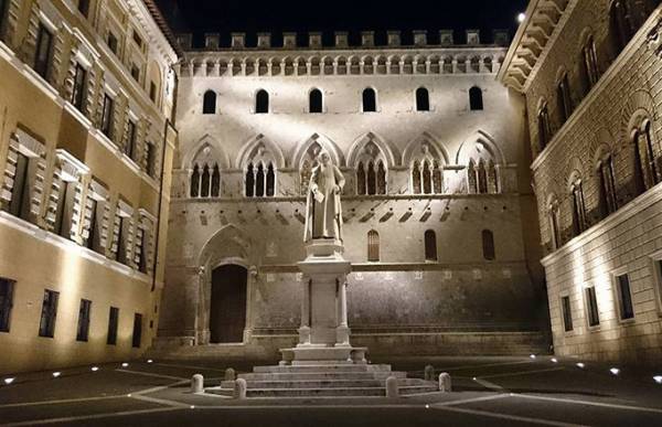 Banca Monte dei Paschi: &Pi;&alpha;&rho;&alpha;&iota;&tau;ή&theta;&eta;&kappa;&epsilon; &omicron; &omicron;&iota;&kappa;&omicron;&nu;&omicron;&mu;&iota;&kappa;ό&sigmaf; &delta;&iota;&epsilon;&upsilon;&theta;&upsilon;&nu;&tau;ή&sigmaf;