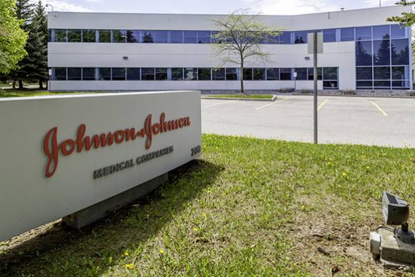 Johnson &amp; Johnson: &Epsilon;&nu;έ&kappa;&rho;&iota;&nu;&epsilon; &tau;&eta;&nu; &alpha;&gamma;&omicron;&rho;ά ί&delta;&iota;&omega;&nu; &mu;&epsilon;&tau;&omicron;&chi;ώ&nu; 5 &delta;&iota;&sigma;. &delta;&omicron;&lambda;&alpha;&rho;ί&omega;&nu;