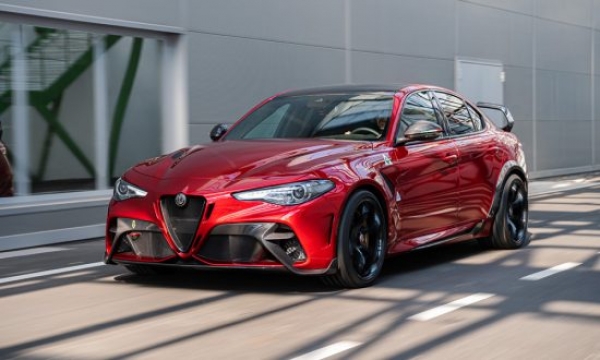 Giulia GTA: &Omicron;&iota; ά&nu;&theta;&rho;&omega;&pi;&omicron;&iota; &tau;&eta;&sigmaf; Alfa Romeo &mu;&iota;&lambda;&omicron;ύ&nu; &gamma;&iota;&alpha; &tau;&omicron; &nu;έ&omicron; &tau;&omicron;&upsilon;&sigmaf; &delta;&eta;&mu;&iota;&omicron;ύ&rho;&gamma;&eta;&mu;&alpha;