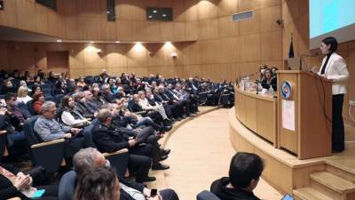 &Pi;&alpha;&rho;&omicron;&upsilon;&sigma;ί&alpha;&sigma;&eta; &tau;&omicron;&upsilon; &Epsilon;&theta;&nu;&iota;&kappa;&omicron;ύ &Pi;&rho;&omicron;&gamma;&rho;ά&mu;&mu;&alpha;&tau;&omicron;&sigmaf; &Pi;&rho;ό&lambda;&eta;&psi;&eta;&sigmaf; &laquo;&Upsilon;&gamma;&epsilon;ί&alpha; &mu;&pi;&rho;&omicron;&sigma;&tau;ά&raquo; &sigma;&tau;&eta;&nu; &Kappa;&rho;ή&tau;&eta;
