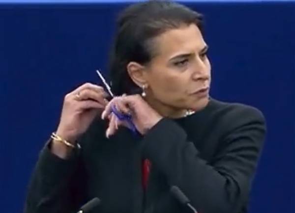 &Epsilon;&upsilon;&rho;&omega;&beta;&omicron;&upsilon;&lambda;&epsilon;&upsilon;&tau;ή&sigmaf; έ&kappa;&omicron;&psi;&epsilon; &tau;&alpha; &mu;&alpha;&lambda;&lambda;&iota;ά &tau;&eta;&sigmaf; &tau;&eta;&nu; ώ&rho;&alpha; &pi;&omicron;&upsilon; &mu;&iota;&lambda;&omicron;ύ&sigma;&epsilon; &gamma;&iota;&alpha; &tau;&iota;&sigmaf; &gamma;&upsilon;&nu;&alpha;ί&kappa;&epsilon;&sigmaf; &tau;&omicron;&upsilon; &Iota;&rho;ά&nu;