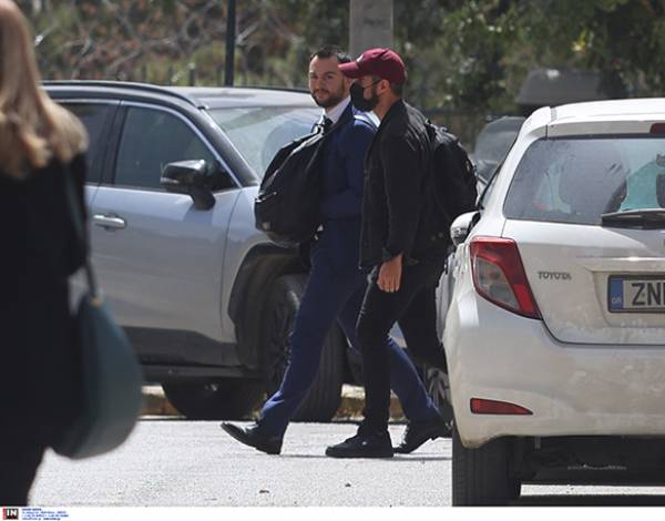 &Epsilon;&lambda;&epsilon;ύ&theta;&epsilon;&rho;&omicron;&sigmaf; &omicron; &Kappa;&omega;&nu;. &Phi;&lambda;ώ&rho;&omicron;&sigmaf; &gamma;&iota;&alpha; &tau;&omicron; &epsilon;&pi;&epsilon;&iota;&sigma;ό&delta;&iota;&omicron; &sigma;&tau;&eta; &Beta;&omicron;&upsilon;&lambda;ή &mu;&epsilon; &tau;&omicron;&nu; ό&rho;&omicron; &nu;&alpha; &mu;&eta;&nu; &pi;&lambda;&eta;&sigma;&iota;ά&zeta;&epsilon;&iota; &tau;&omicron;&nu; &Beta;. &Gamma;&rho;&alpha;&mu;&mu;έ&nu;&omicron; &sigma;&tau;&alpha; 50 &mu;έ&tau;&rho;&alpha;