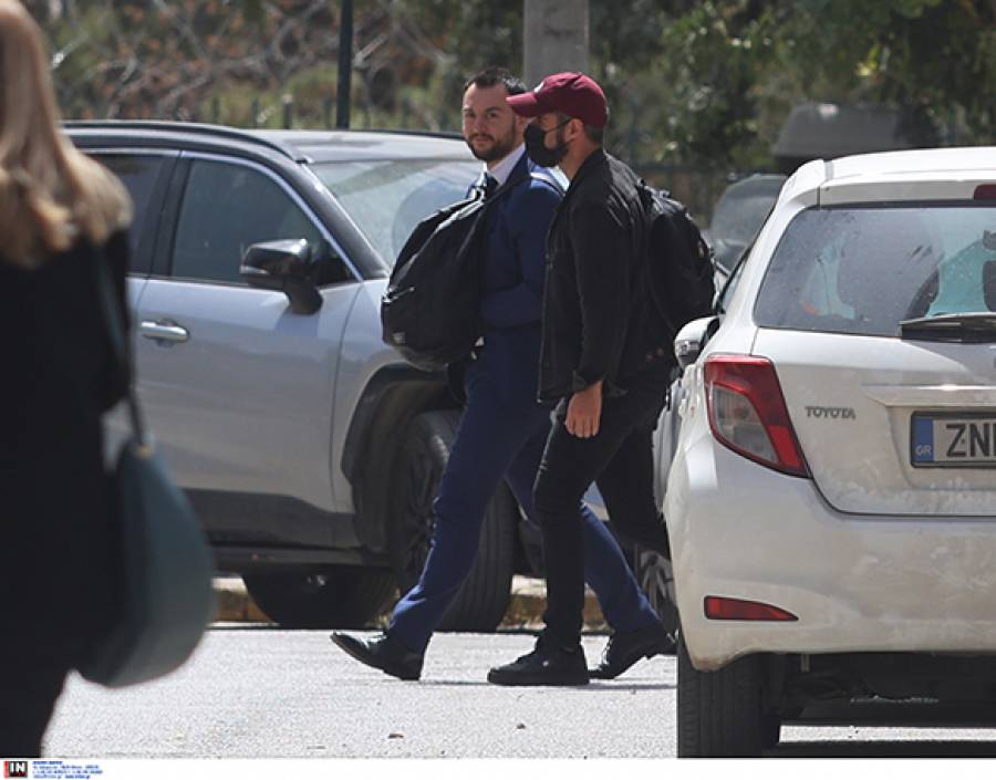 &Epsilon;&lambda;&epsilon;ύ&theta;&epsilon;&rho;&omicron;&sigmaf; &omicron; &Kappa;&omega;&nu;. &Phi;&lambda;ώ&rho;&omicron;&sigmaf; &gamma;&iota;&alpha; &tau;&omicron; &epsilon;&pi;&epsilon;&iota;&sigma;ό&delta;&iota;&omicron; &sigma;&tau;&eta; &Beta;&omicron;&upsilon;&lambda;ή &mu;&epsilon; &tau;&omicron;&nu; ό&rho;&omicron; &nu;&alpha; &mu;&eta;&nu; &pi;&lambda;&eta;&sigma;&iota;ά&zeta;&epsilon;&iota; &tau;&omicron;&nu; &Beta;. &Gamma;&rho;&alpha;&mu;&mu;έ&nu;&omicron; &sigma;&tau;&alpha; 50 &mu;έ&tau;&rho;&alpha;