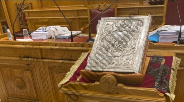&Sigma;&tau;&omicron; &Delta;&rho;&omicron;&mu;&omicron;&kappa;&alpha;ΐ&tau;&epsilon;&iota;&omicron; &omicron; &iota;&epsilon;&rho;έ&alpha;&sigmaf; &pi;&omicron;&upsilon; &epsilon;&pi;&iota;&tau;έ&theta;&eta;&kappa;&epsilon; &mu;&epsilon; &kappa;&alpha;&upsilon;&sigma;&tau;&iota;&kappa;ό &upsilon;&gamma;&rho;ό &ndash; &Delta;&iota;&alpha;&tau;ά&chi;&theta;&eta;&kappa;&epsilon; &omicron; &epsilon;&gamma;&kappa;&lambda;&epsilon;&iota;&sigma;&mu;ό&sigmaf; &tau;&omicron;&upsilon;