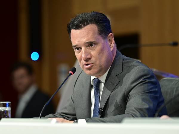 Ά&delta;. &Gamma;&epsilon;&omega;&rho;&gamma;&iota;ά&delta;&eta;&sigmaf;: &laquo;Ά&lambda;&lambda;&omicron; &eta; &pi;&omicron;&lambda;&iota;&tau;&iota;&kappa;ή &delta;&iota;&alpha;&mu;&epsilon;&sigma;&omicron;&lambda;ά&beta;&eta;&sigma;&eta; &kappa;&alpha;&iota; ά&lambda;&lambda;&omicron; &tau;&omicron; &rho;&omicron;&upsilon;&sigma;&phi;έ&tau;&iota;&raquo; - &laquo;&Tau;&omicron; &rho;&omicron;&upsilon;&sigma;&phi;έ&tau;&iota; &delta;&epsilon;&nu; &epsilon;&phi;&epsilon;&upsilon;&rho;έ&theta;&eta;&kappa;&epsilon; &epsilon;&pi;ί &Mu;&eta;&tau;&sigma;&omicron;&tau;ά&kappa;&eta;&raquo;