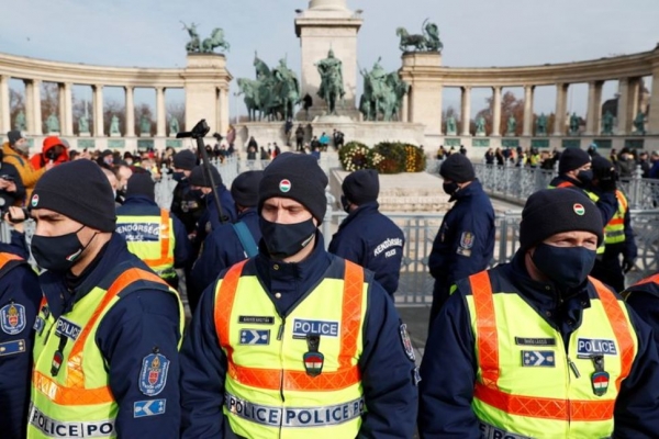 &Omicron;&upsilon;&gamma;&gamma;&alpha;&rho;ί&alpha;: &Epsilon;&kappa;&alpha;&tau;&omicron;&nu;&tau;ά&delta;&epsilon;&sigmaf; &delta;&iota;&alpha;&delta;&eta;&lambda;&omega;&tau;έ&sigmaf; &kappa;&alpha;&tau;ά &tau;&omicron;&upsilon; lockdown &beta;&gamma;ή&kappa;&alpha;&nu; &sigma;&tau;&omicron;&upsilon;&sigmaf; &delta;&rho;ό&mu;&omicron;&upsilon;&sigmaf; &tau;&eta;&sigmaf; &pi;&rho;&omega;&tau;&epsilon;ύ&omicron;&upsilon;&sigma;&alpha;&sigmaf;