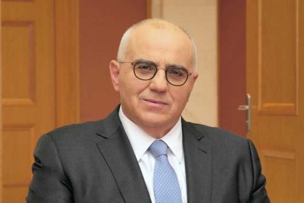 &Kappa;&alpha;&rho;&alpha;&mu;&omicron;ύ&zeta;&eta;&sigmaf;: &Pi;ά&nu;&omega; &alpha;&pi;ό 700 &epsilon;&kappa;&alpha;&tau;. &epsilon;&upsilon;&rho;ώ &omicron;&iota; &epsilon;&kappa;&tau;&alpha;&mu;&iota;&epsilon;ύ&sigma;&epsilon;&iota;&sigmaf; &tau;&eta;&sigmaf; &Epsilon;&Tau;&Epsilon; &pi;&rho;&omicron;&sigmaf; &epsilon;&pi;&iota;&chi;&epsilon;&iota;&rho;ή&sigma;&epsilon;&iota;&sigmaf; &tau;&eta;&sigmaf; &Beta;. &Epsilon;&lambda;&lambda;ά&delta;&alpha;&sigmaf;
