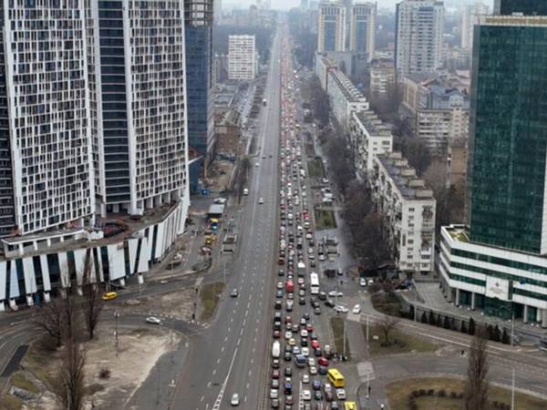 &Tau;&omicron;&upsilon;&lambda;ά&chi;&iota;&sigma;&tau;&omicron;&nu; 100.000 &Omicron;&upsilon;&kappa;&rho;&alpha;&nu;&omicron;ί έ&chi;&omicron;&upsilon;&nu; &epsilon;&iota;&sigma;έ&lambda;&theta;&epsilon;&iota; &sigma;&tau;&eta;&nu; &Pi;&omicron;&lambda;&omega;&nu;ί&alpha;