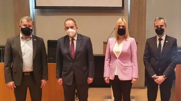 &Sigma;&upsilon;&nu;ά&nu;&tau;&eta;&sigma;&eta; &tau;&omicron;&upsilon; &Delta;&eta;&mu;ά&rho;&chi;&omicron;&upsilon; &Theta;&epsilon;&sigma;&sigma;&alpha;&lambda;&omicron;&nu;ί&kappa;&eta;&sigmaf; &Kappa;. &Zeta;έ&rho;&beta;&alpha; &mu;&epsilon; &tau;&omicron;&nu; &Upsilon;&pi;&omicron;&upsilon;&rho;&gamma;ό &Nu;&alpha;&upsilon;&tau;&iota;&lambda;ί&alpha;&sigmaf; &kappa;&alpha;&iota; &Nu;&eta;&sigma;&iota;&omega;&tau;&iota;&kappa;ή&sigmaf; &Pi;&omicron;&lambda;&iota;&tau;&iota;&kappa;ή&sigmaf; &Gamma;. &Pi;&lambda;&alpha;&kappa;&iota;&omega;&tau;ά&kappa;&eta;