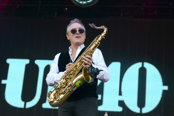 &Pi;έ&theta;&alpha;&nu;&epsilon; &omicron; Brian Travers &tau;&omega;&nu; UB40